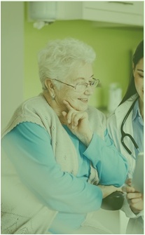 dame agee regardant une tablette avec son medecin femme