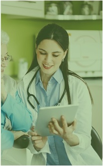 medecin femme regardant une tablette avec une dame agee