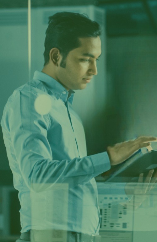 Un homme qui regarde un tablette
